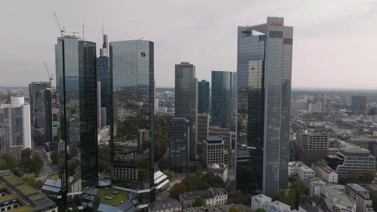 "WISO-Dokumentation: Wohlstand ohne Wachstum - geht das?": Skyline von Frankfurt mit Wolkenkratzern