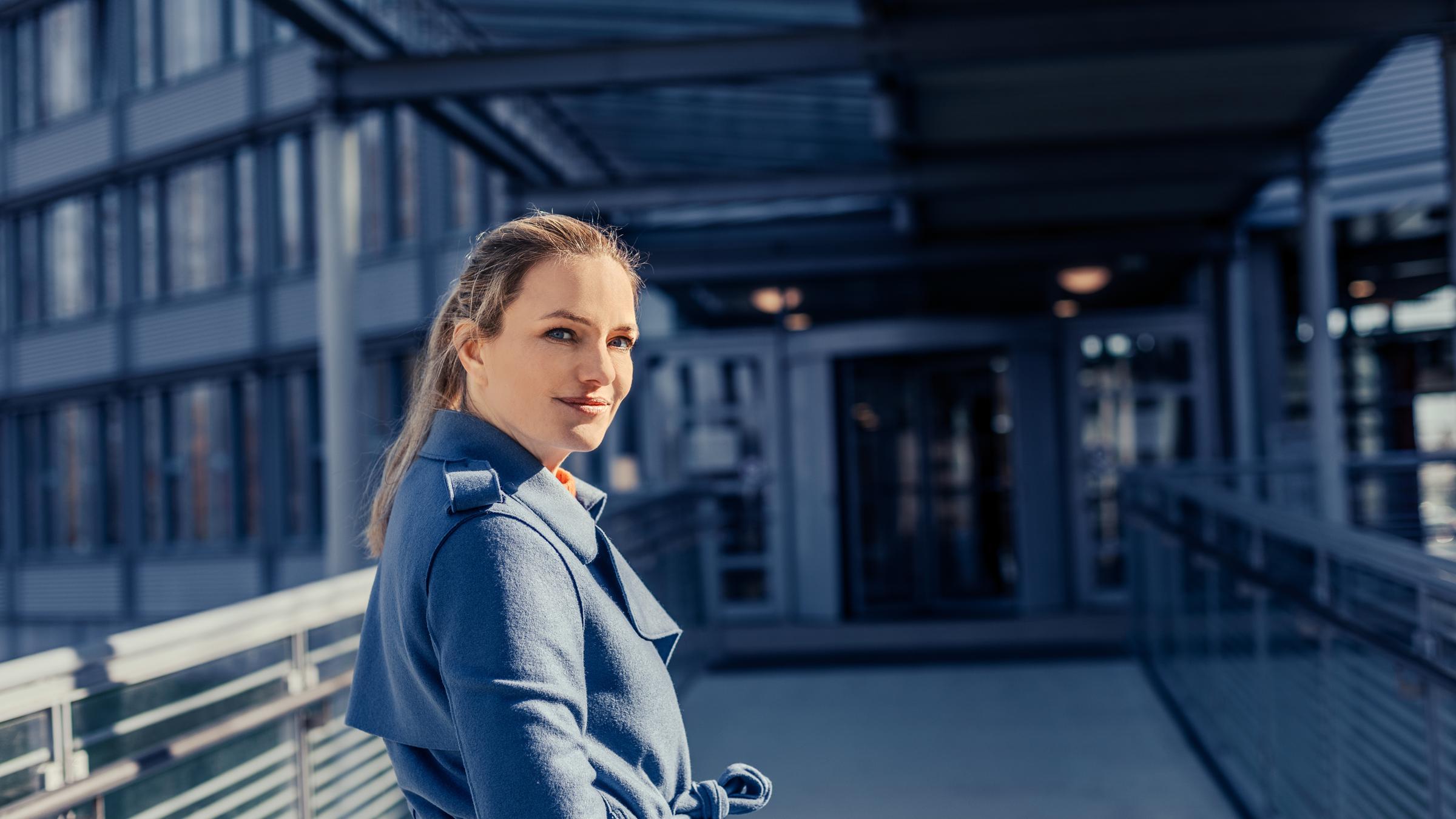 "Am Puls mit Sarah Tacke": Sarah Tacke steht im Eingangsbereich der Arbeitsagentur in Bremerhaven.