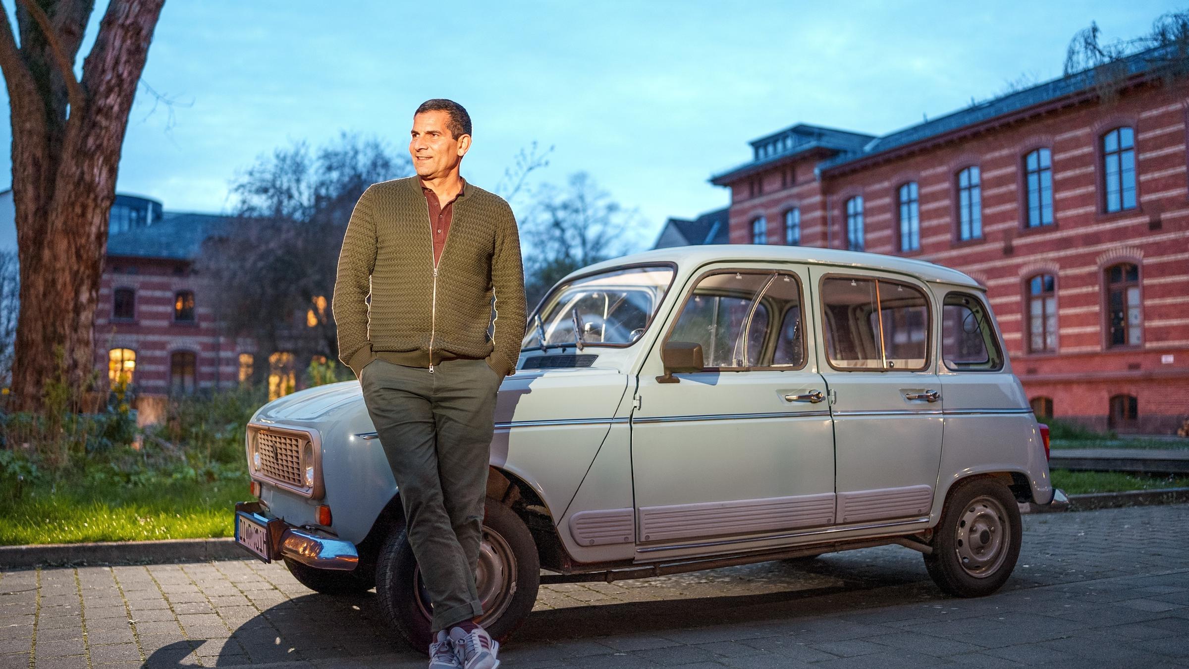 "Am Puls mit Mitri Sirin - Nicht ohne mein Auto!?": Mitri Sirin lehnt sich an einen R4.