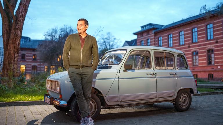 "Am Puls mit Mitri Sirin - Nicht ohne mein Auto!?": Mitri Sirin lehnt sich an einen R4.