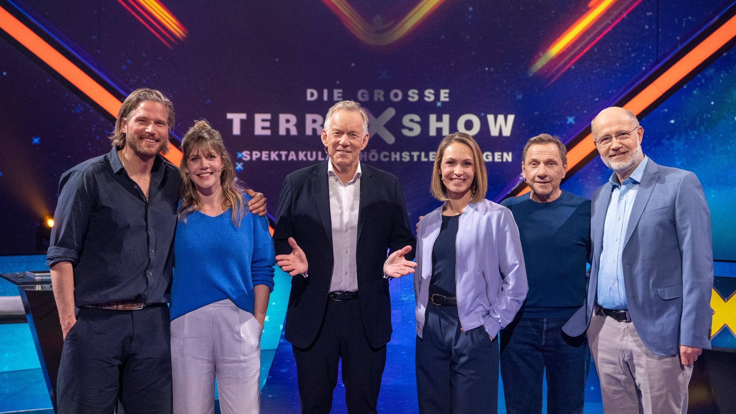 "Die große "Terra X"-Show - Spektakuläre Höchstleistungen": Sebastian Ströbel, Felicitas Woll, Johannes B. Kerner, Magdalena Neuner, Richy Müller und Harald Lesch stehen im Studio vor dem Terra X-Logo und lächeln in die Kamera.