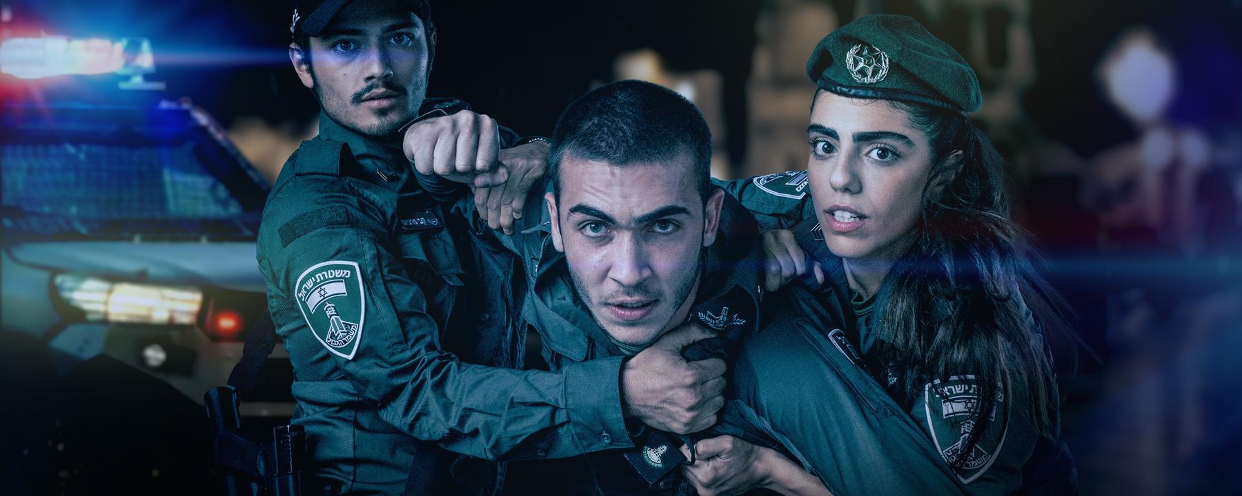 "Borders - Wut": Avi (Ben Sultan) wirkt aggressiv. Er steht zwischen Kobi (Ido Elieli) und Miri (Noa Astanjelove), die versuchen, ihn zurückzuhalten.