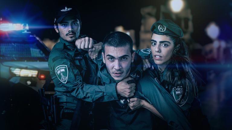 "Borders - Wut": Avi (Ben Sultan) wirkt aggressiv. Er steht zwischen Kobi (Ido Elieli) und Miri (Noa Astanjelove), die versuchen, ihn zurückzuhalten.