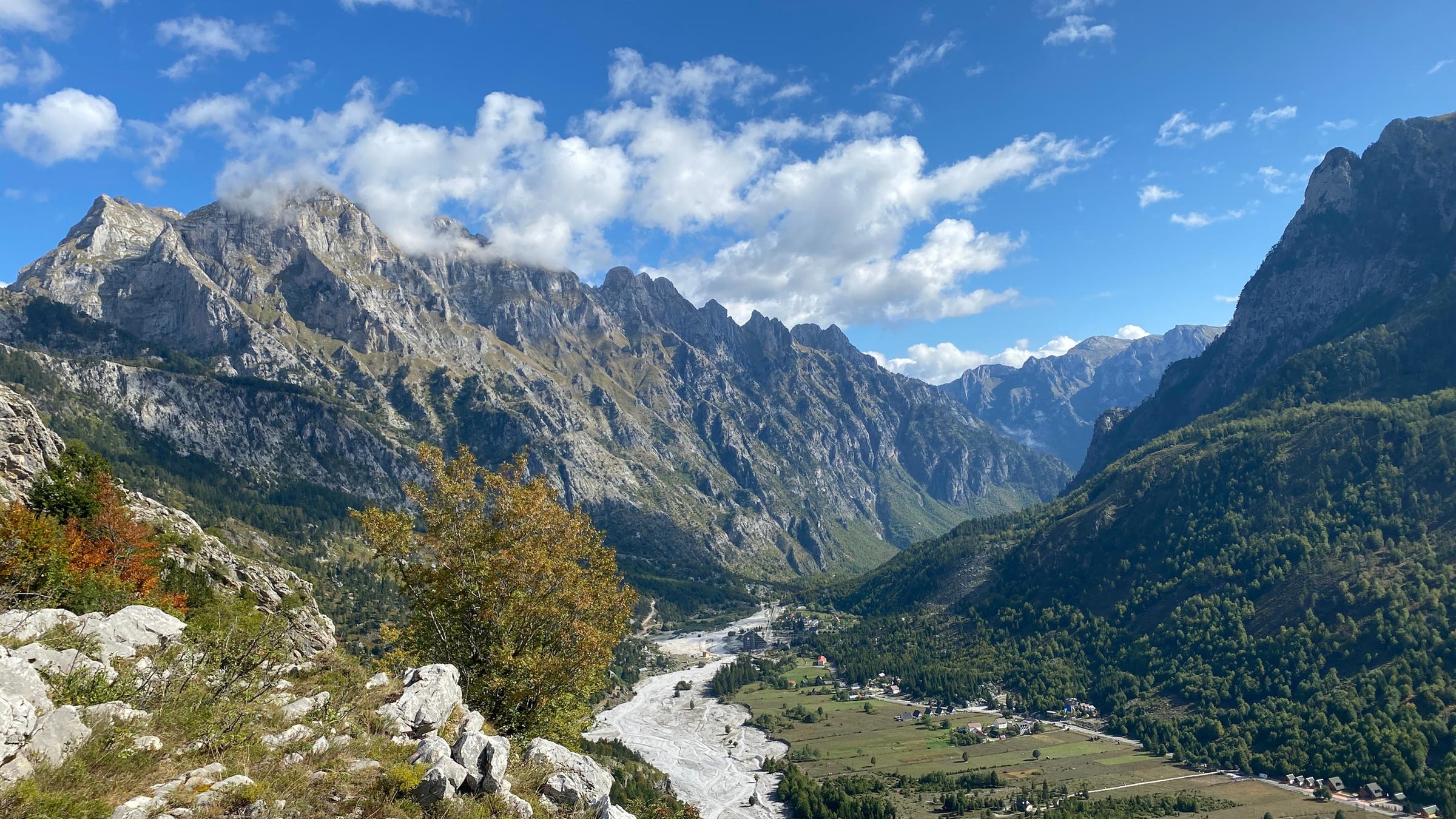 "Albanien - Geheimtipp und Abenteuer": Panoramablick in ein Tal in den albanischen Bergen