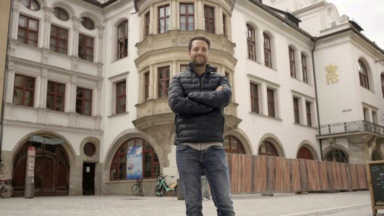 "Terra X: Zeitreise Heimat - München":  Mirko Drotschmann steht vor dem Hofbräuhaus.