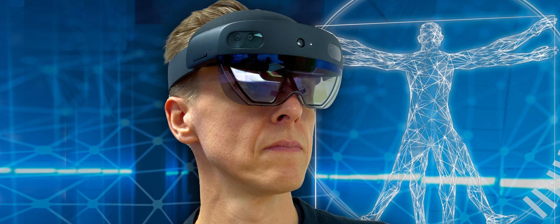 "WISO-Dokumentation: Die Zukunft der Medizin - kann KI heilen?": Ein Mann mit einer VR Brille steht vor einem digitalen Leonardo da Vinci Symbol.