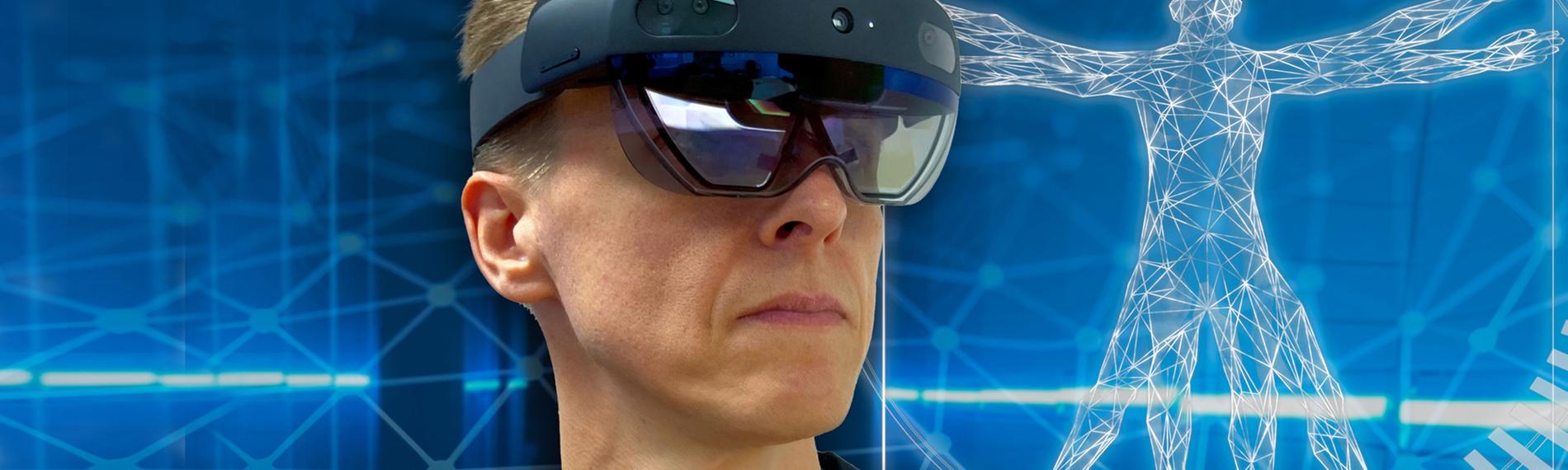 "WISO-Dokumentation: Die Zukunft der Medizin - kann KI heilen?": Ein Mann mit einer VR Brille steht vor einem digitalen Leonardo da Vinci Symbol.