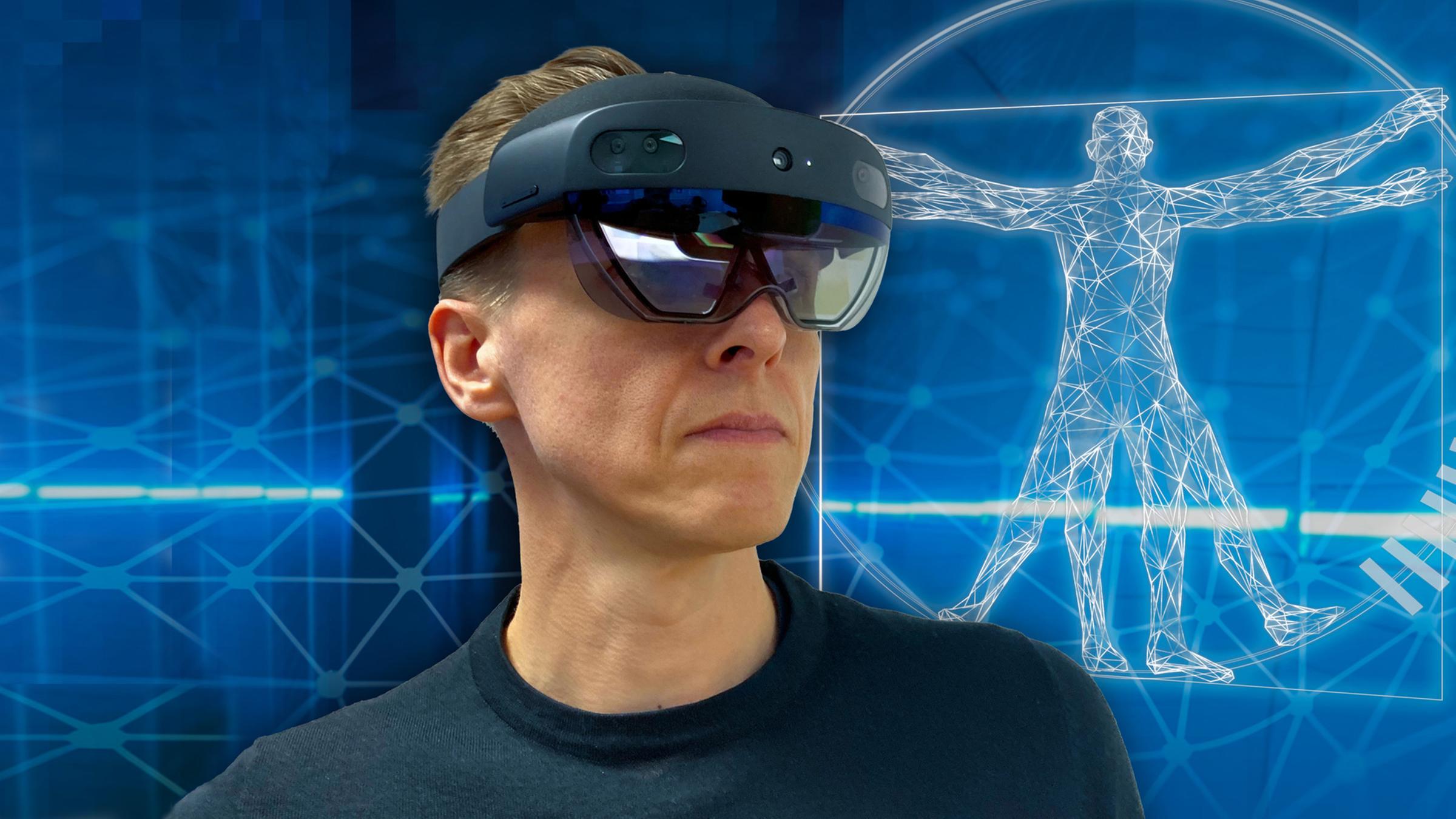 "WISO-Dokumentation: Die Zukunft der Medizin - kann KI heilen?": Ein Mann mit einer VR Brille steht vor einem digitalen Leonardo da Vinci Symbol.