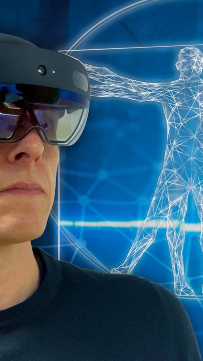 "WISO-Dokumentation: Die Zukunft der Medizin - kann KI heilen?": Ein Mann mit einer VR Brille steht vor einem digitalen Leonardo da Vinci Symbol.