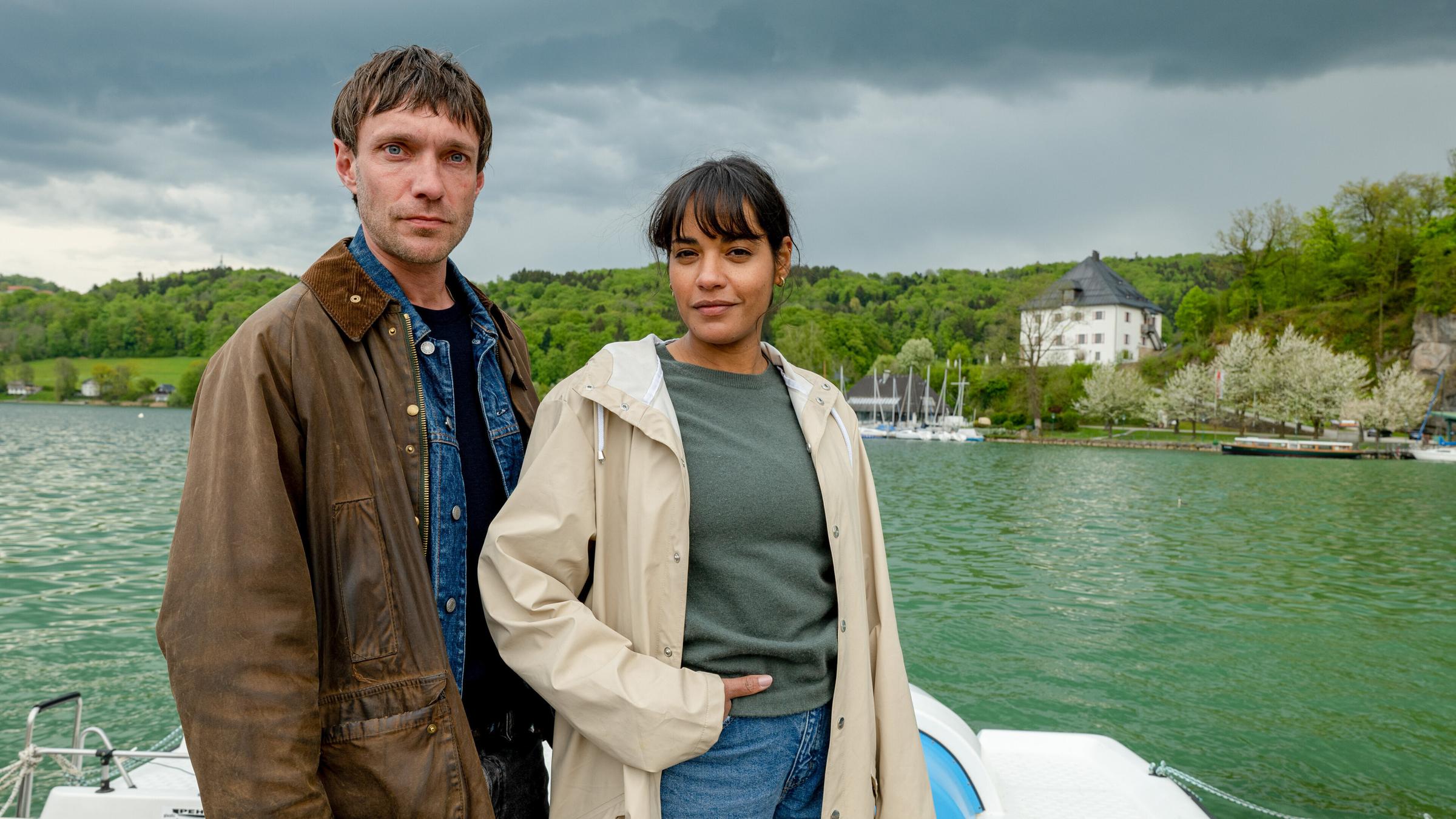  "Dunkle Wasser - Landkrimi": Rafael Dorner (Christoph Luser) und Alex Fink (Salka Weber) stehen zusammen am Bootssteg.