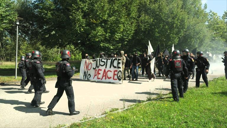 "Allein zwischen den Fronten - Die Dokumentation": Fortbildung beim USK: Eine Demonstration wird realitätsnah nachgestellt.  ACHTUNG! Bildbeschreibung darf nicht verändert werden!