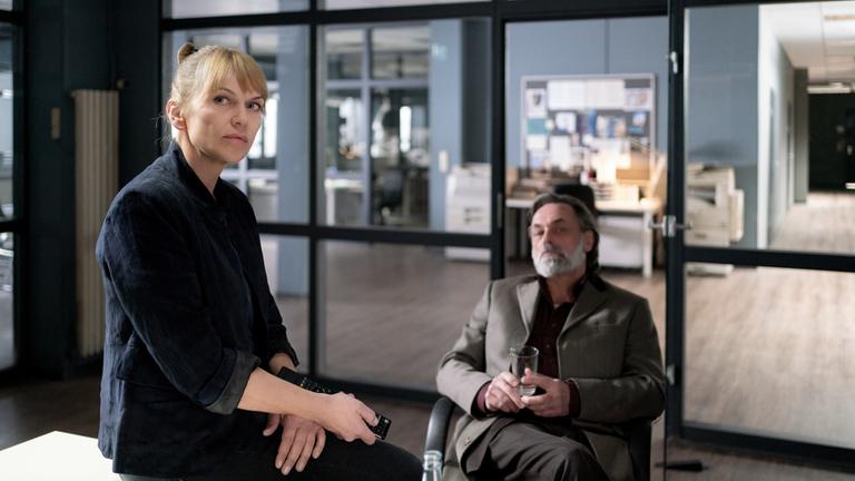  "Helen Dorn - Der deutsche Sizilianer": Toni Vizzante (Peter Benedict) sitzt in Helen Dorns (Anna Loos) Büro.