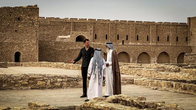 "Terra X: Die letzten Geheimnisse des Orients – 1001 Legende": Der Orientalist Daniel Gerlach steht mit lokalen Würdenträgern in traditioneller Tracht im Hof des Wüstenschlosses Uchaidir, Irak.