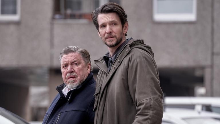 "Der gute Bulle - Heaven can wait": Fredo Schulz (Armin Rohde) und sein Kollege Radu Lupescu (Sabin Tambrea) stehen nebeneinander auf der Straße.