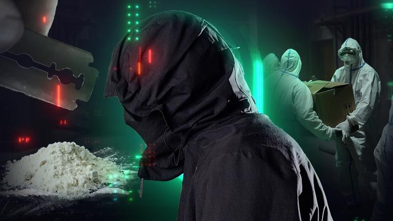 "Die Spur: Inside Kokain: Killer. Kuriere. Konsumenten - Deutschland im Rausch": Montage: Vor dem Sendungslogo steht ein vermummter Mann mit Kapuze und Maske. Daneben hält eine Hand eine Rasierklinge über Kokainpulver, auf der anderen Seite tragen Männer in weißen Schutzanzügen einen Karton.