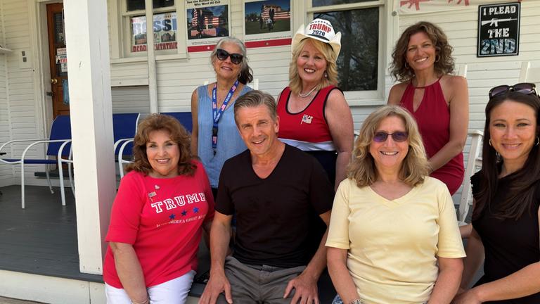 "Markus Lanz - Amerika ungeschminkt": Markus Lanz mit den Trump-Ladies sitzend auf der Veranda, mit der Lokalpolitikerin und Gründerin des Trump-Hauses, Leslie Rossi, im roten Kleid.