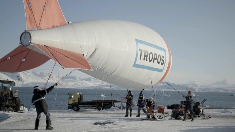 "Wind - Die Vermessung des großen Luftozeans" (3sat): Mit einem Fesselballon untersuchen Forschende des Leibniz-Instituts für Troposphärenforschung (TROPOS) die bodennahen Luftschichten in der Arktis, die eine große Rolle beim Klimawandel dieser Region spielen.