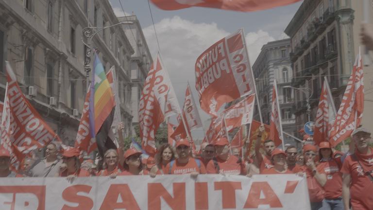 "Wie Demokratien sterben" (3sat): Erosion von Innen": Demonstration in einer Stadt.