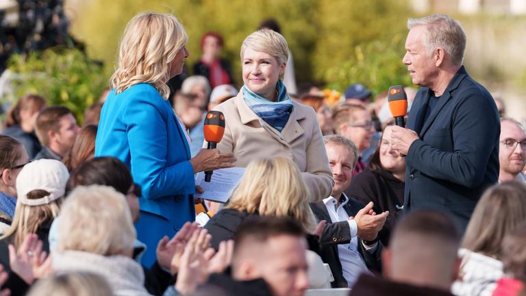"ZDF-Fernsehgarten on tour": von links: Andrea Kiewel, Manuela Schwesig, Johannes B. Kerner