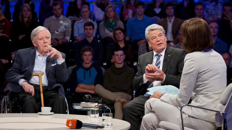von links: Helmut Schmidt, Joachim Gauck, Maybrit Illner (Sendung 27.09.2012)