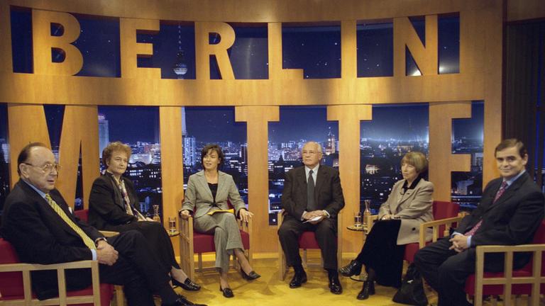 Berlin Mitte, 20. September 2001: V.l.: Hans-Dietrich Genscher, Herta Däubler-Gmelin, Maybrit Illner,  Michail Gorbatschow, Antje Vollmer, Peter Müller