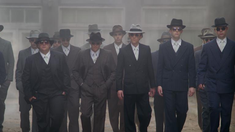 „XY history: Kaum zu fassen – die Gladow-Bande“: Aufnahme einer Reenactment-Szene, in der die Bande in Anzug, mit gepunkteten Krawatten und Hüten zu sehen ist.