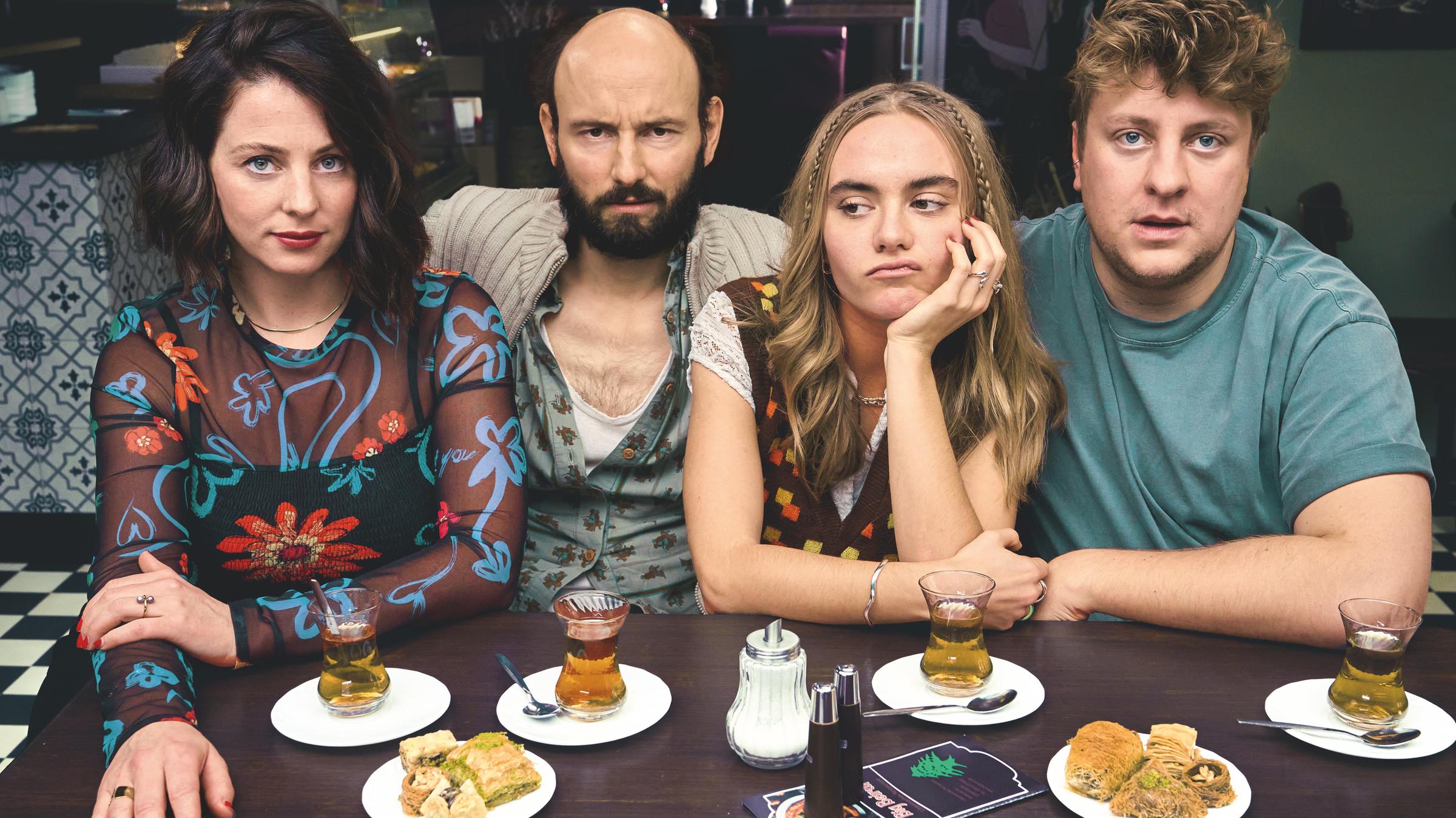 "Jugend – es ist kompliziert": Key Visual.Von links: Cathrin (Sarah Gailer), Frank (Leon Ullrich), Sophie (Eli Riccardi und Tim (Thomas Schubert).