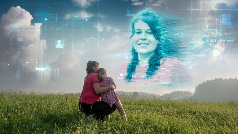 "Wir hör’n uns, wenn ich tot bin! - Trauer und KI": Ein Frau und ein kleines Mädchen hocken auf einer grünen Wiese. Am Himmel ist ein Bild einer Frau zusehen.