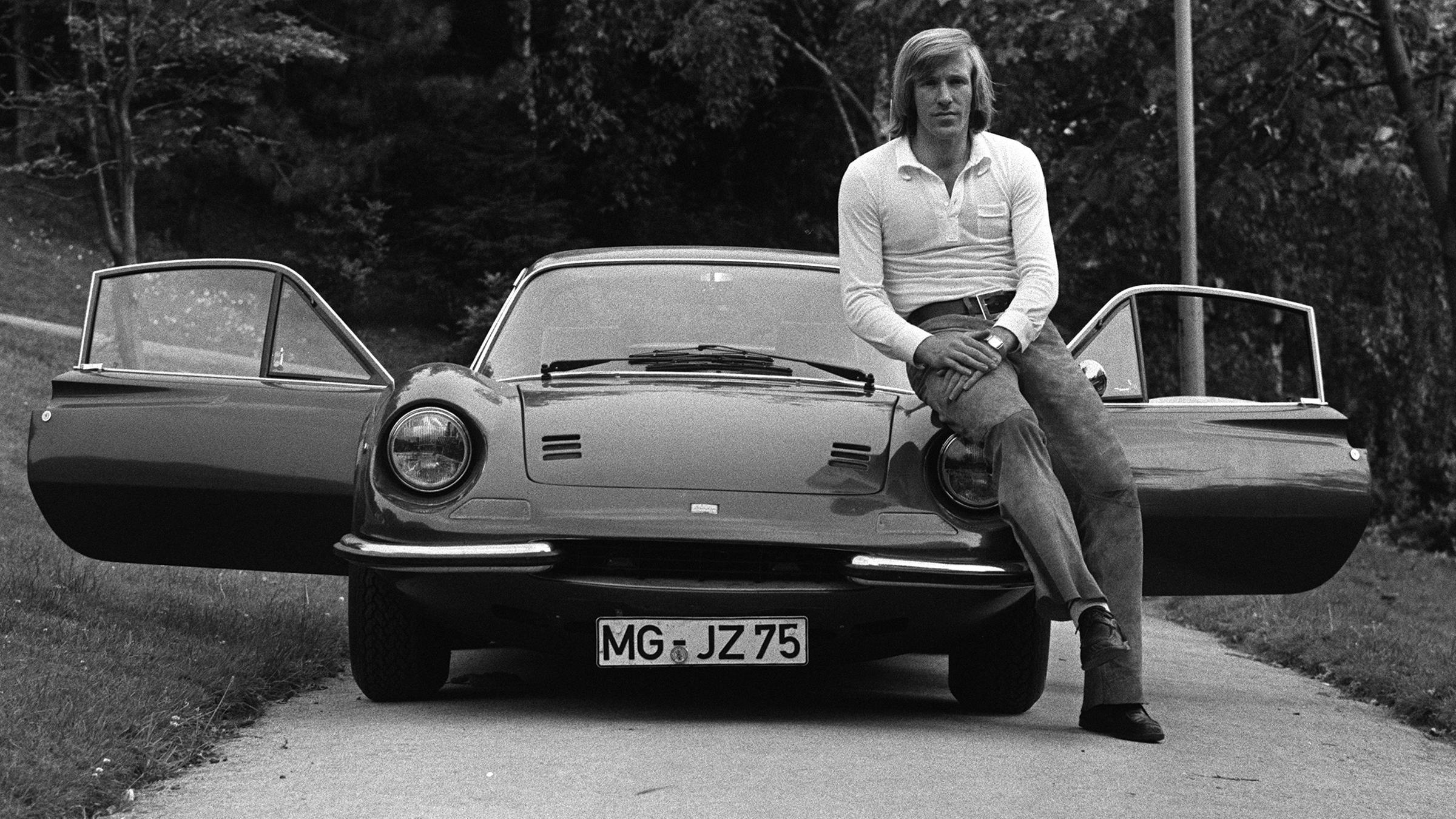 "Terra X History: Günter Netzer - Der Rebell am Ball": Schwarz-Weiß-Foto: Günter Netzer sitzt auf der Motorhaube eines Porsches, die Türen des Wagen sind geöffnet.