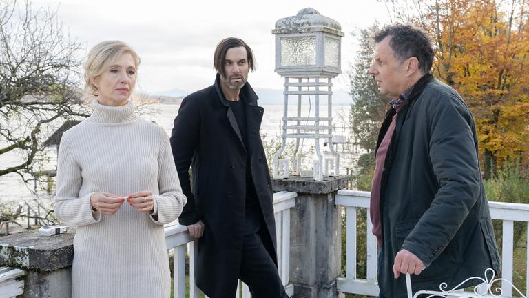 "Laim und die Toten ohne Hosen": Nina Schott (Ursina Lardi), Lukas Laim (Max Simonischek) und Anton Simhandl (Gerhard Wittmann) stehen zusammen auf einer Terrasse.