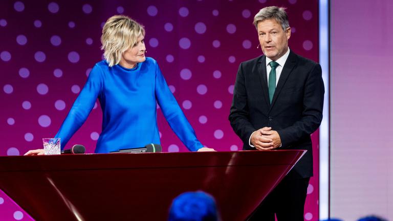 Verleihung 22. Deutscher Gründerpreis (HSS Berlin, 23. September 2024): Moderatorin Barbara Hahlweg und Bundeswirtschaftsminister Robert Habeck