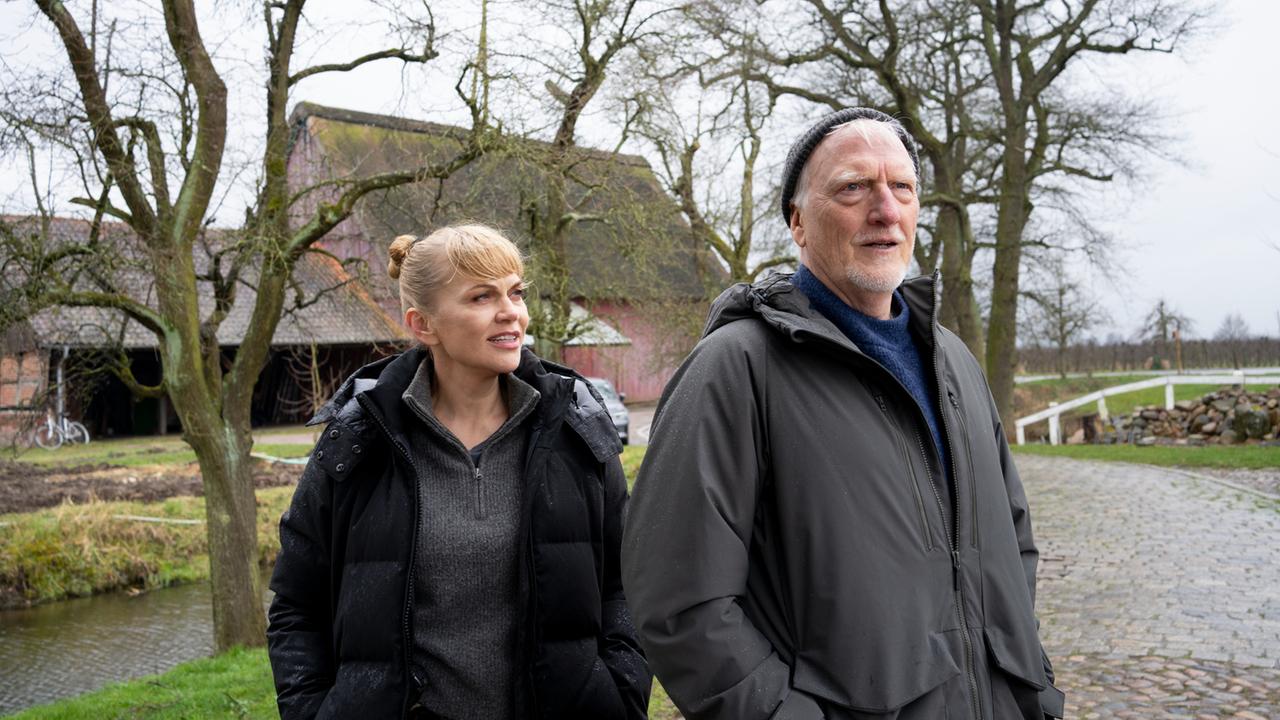 "Helen Dorn - Mordsee": Helen Dorn (Anna Loos) steht mit ihrem Vater Richard Dorn (Ernst Stötzner) vor einer Scheune.