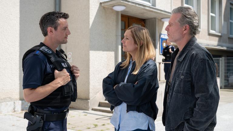 "Die Jägerin - Gegen die Wut": Judith Schrader (Nadja Uhl) und Jochen Montag (Dirk Borchardt) befragen Polizist Oktay Arslan (Adam Bay) vor der Polizeidienststelle.