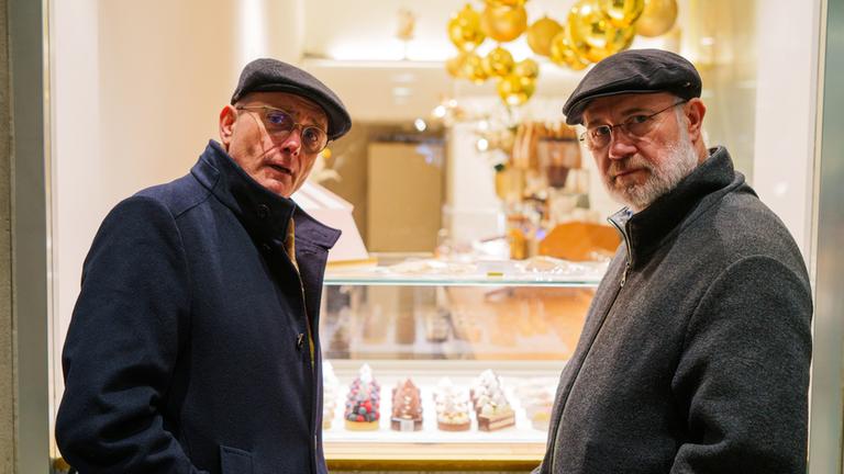 Lesch sieht Schwartz - Versuchung: Fluch oder Segen?": Thomas Schwartz und Harald Lesch stehen vor einer Kuchentheke und schauen in die Kamera.