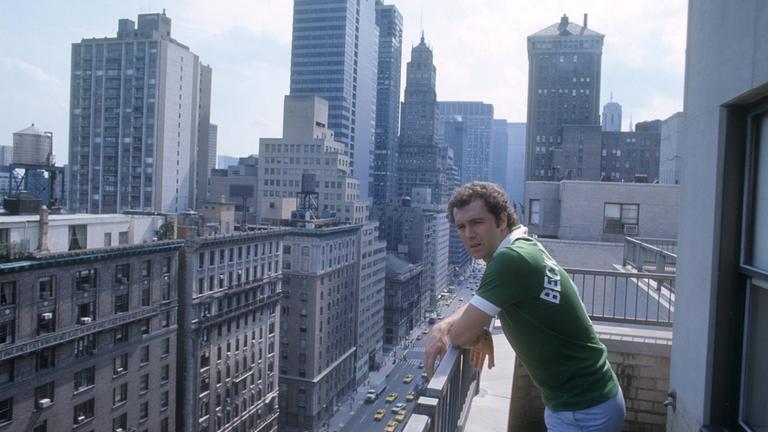 Franz Beckenbauer steht 1977 auf einem Balkon vor der Skyline  in NewYork.
