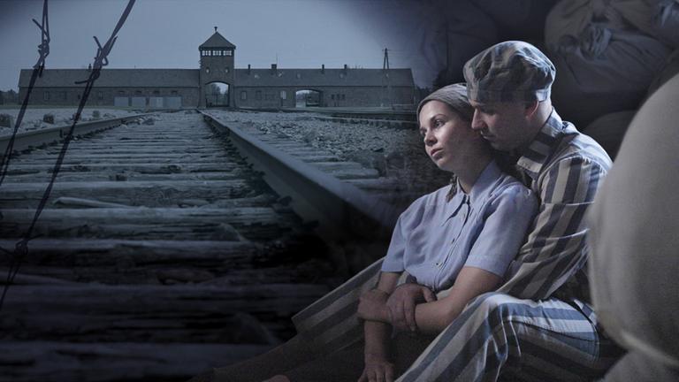 "Auschwitz - Überleben in der Hölle - Terror": Montage: Im Vordergrund sitzen zwei Häftlinge des KZs, ein Liebespaar. Im Hintergrund führen Eisenbahnschienen zum KZ Auschwitz.