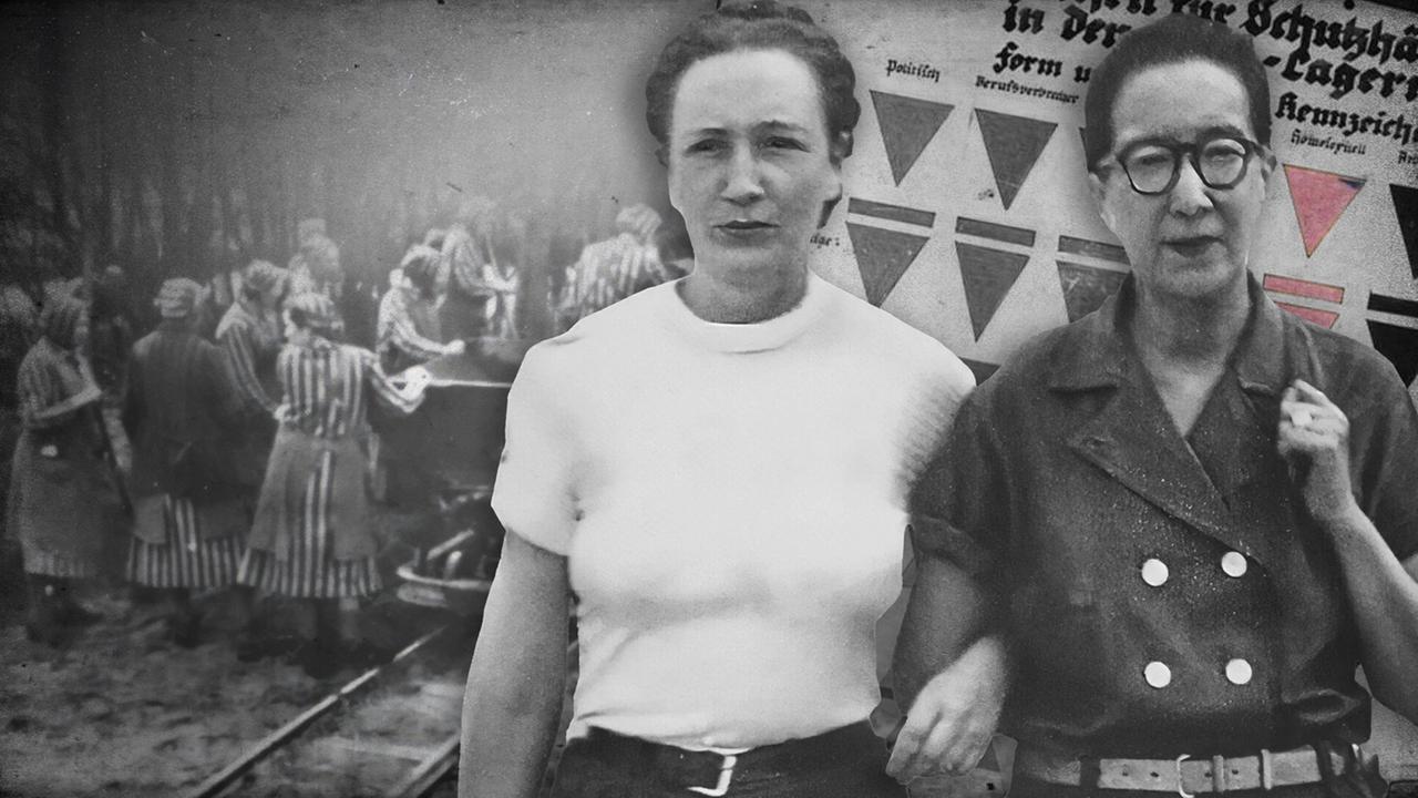 "Verbotene Liebe - Queere Schicksale in der NS-Diktatur": Montage: Nelly Mousset-Vos und Nadine Hwang stehen Arm in Arm nebeneinander. Im Hintergrund ist auf einer Seite ein Foto von Zwangsarbeiterinnen des KZ Ravensbrück und auf der anderen eine Abbildung der Gefangenenkennzeichen.