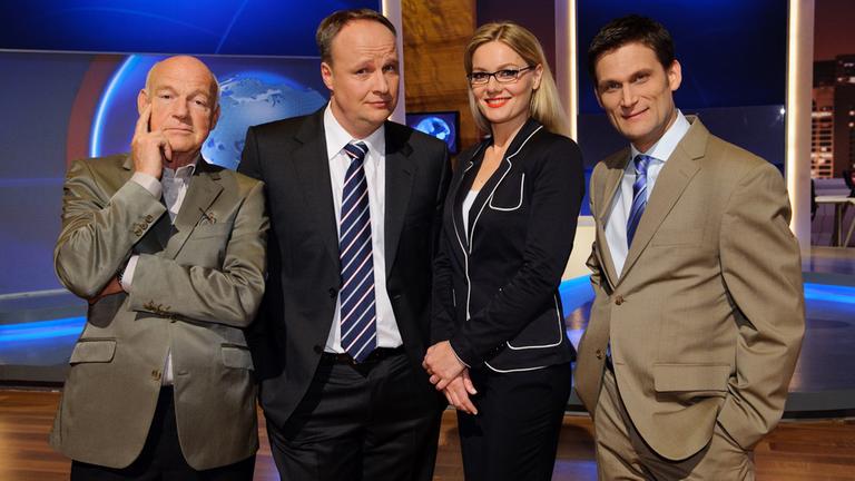 "heute-show": Die Urbnesetzung der ersten Folge vom 26. Mai 2009: v.l.: Dietrich Hollinderbäumer, Oliver Welke, Martina Hill, Christian Ehring.