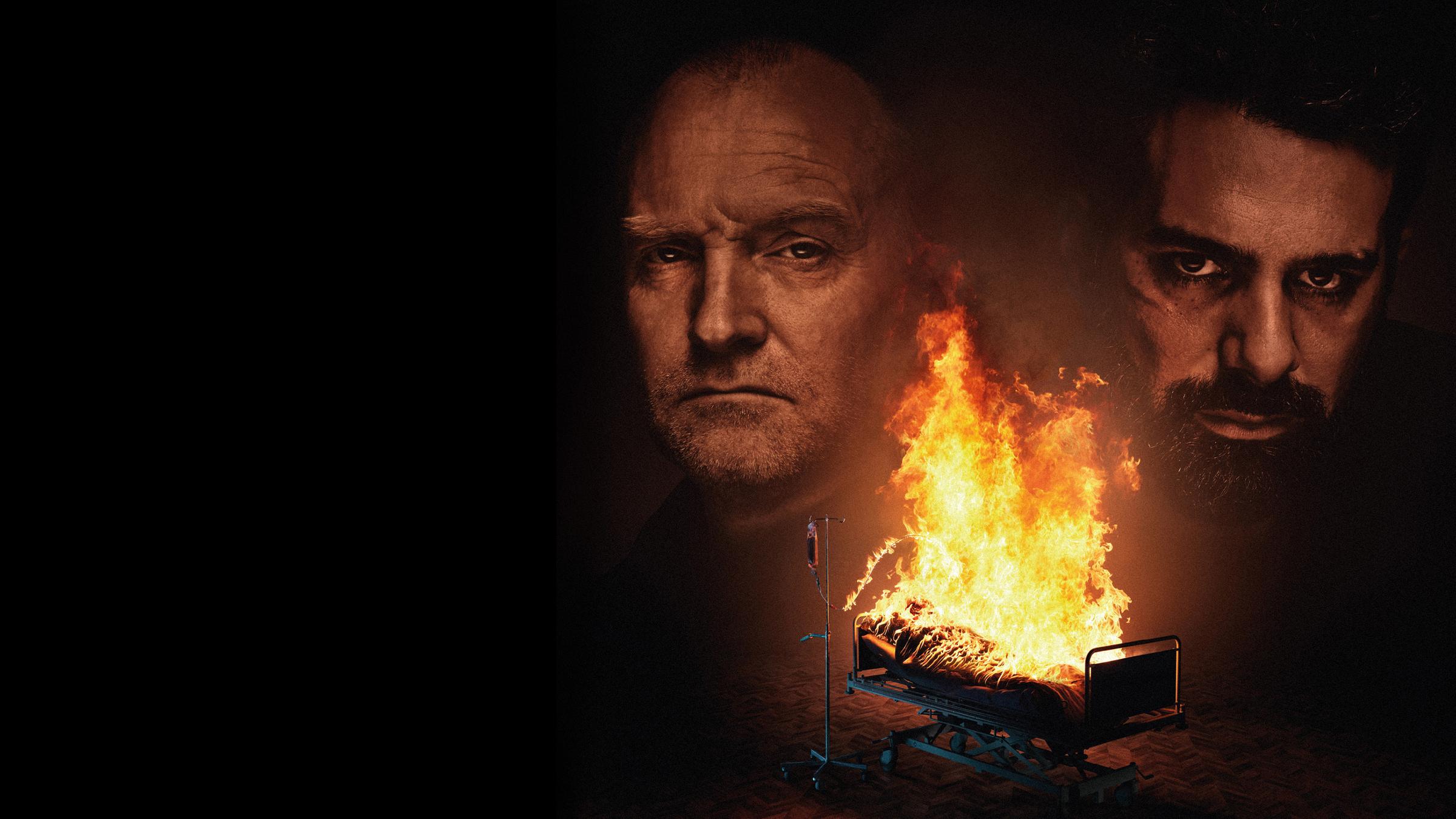 "Jussi Adler-Olsen: Erwartung": Carl Mørck (Ulrich Thomsen) und Assad (Zaki Youssef)  schauen bedrohlich in die Ferne.  In der Mitte der Plakatvorlage sieht man ein Krankenbett, auf dem ein Patient liegt, der lichterloh in Flammen aufgeht.