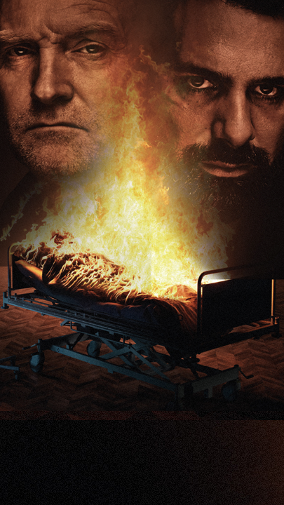 "Jussi Adler-Olsen: Erwartung": Carl Mørck (Ulrich Thomsen) und Assad (Zaki Youssef)  schauen bedrohlich in die Ferne.  In der Mitte der Plakatvorlage sieht man ein Krankenbett, auf dem ein Patient liegt, der lichterloh in Flammen aufgeht.