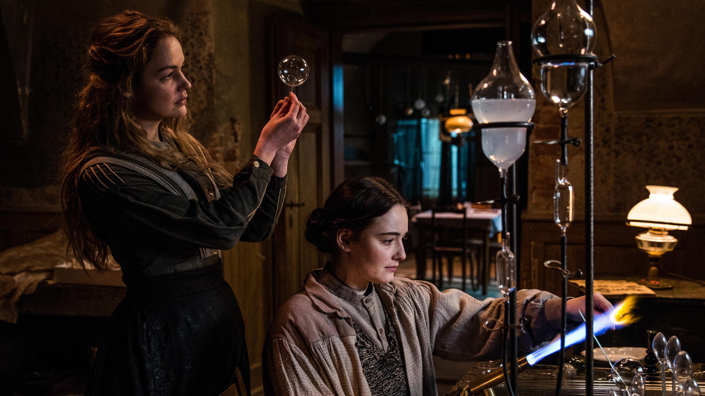 "Die Glasbläserin": Johanna (Luise Heyer) und Marie (Maria Ehrich) produzieren gemeinsam Weihnachtskugeln in der heimischen Werkstatt.