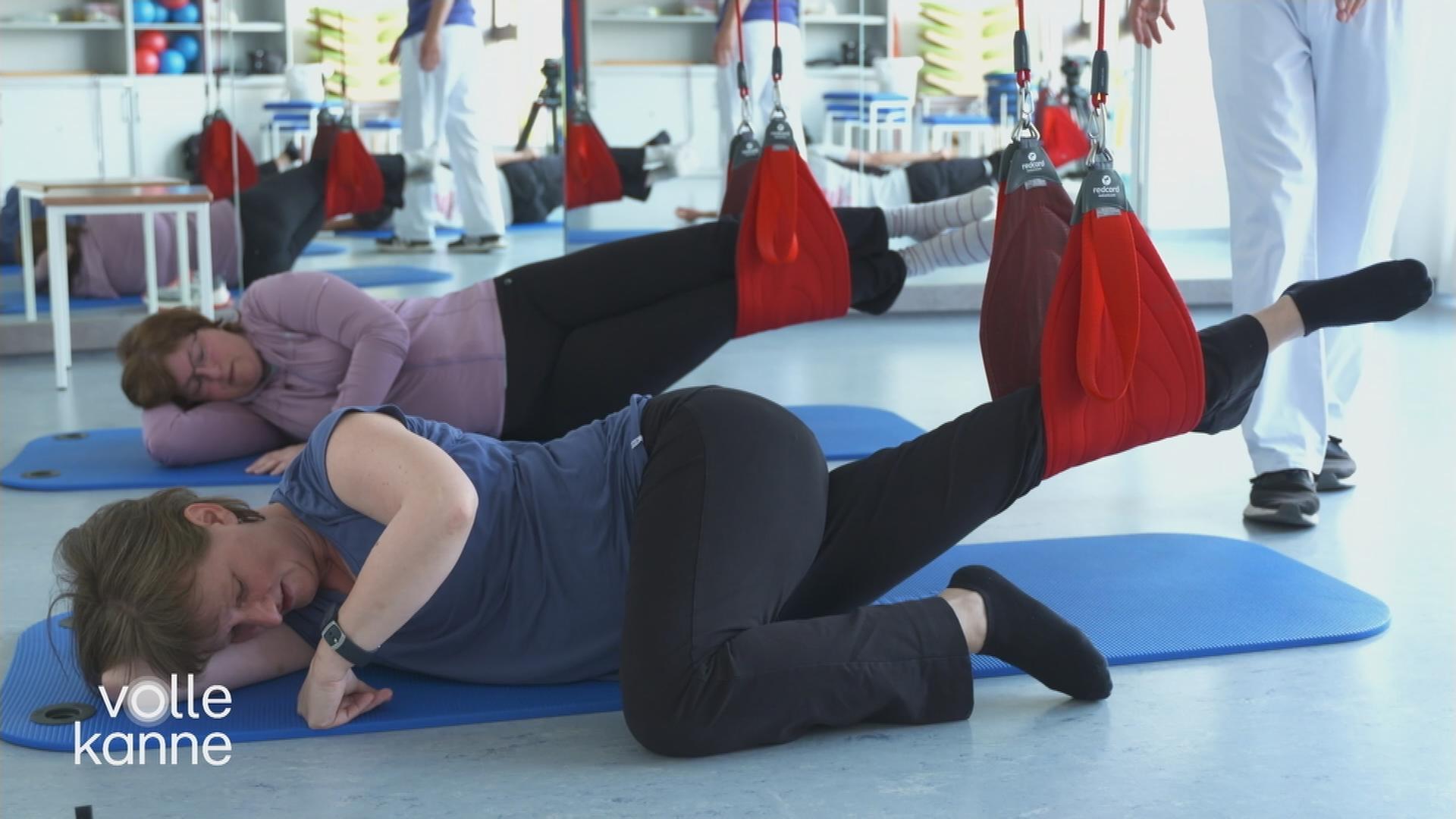 Zwei Frauen bei einer Therapie gegen Schmerzen auf einer Matte