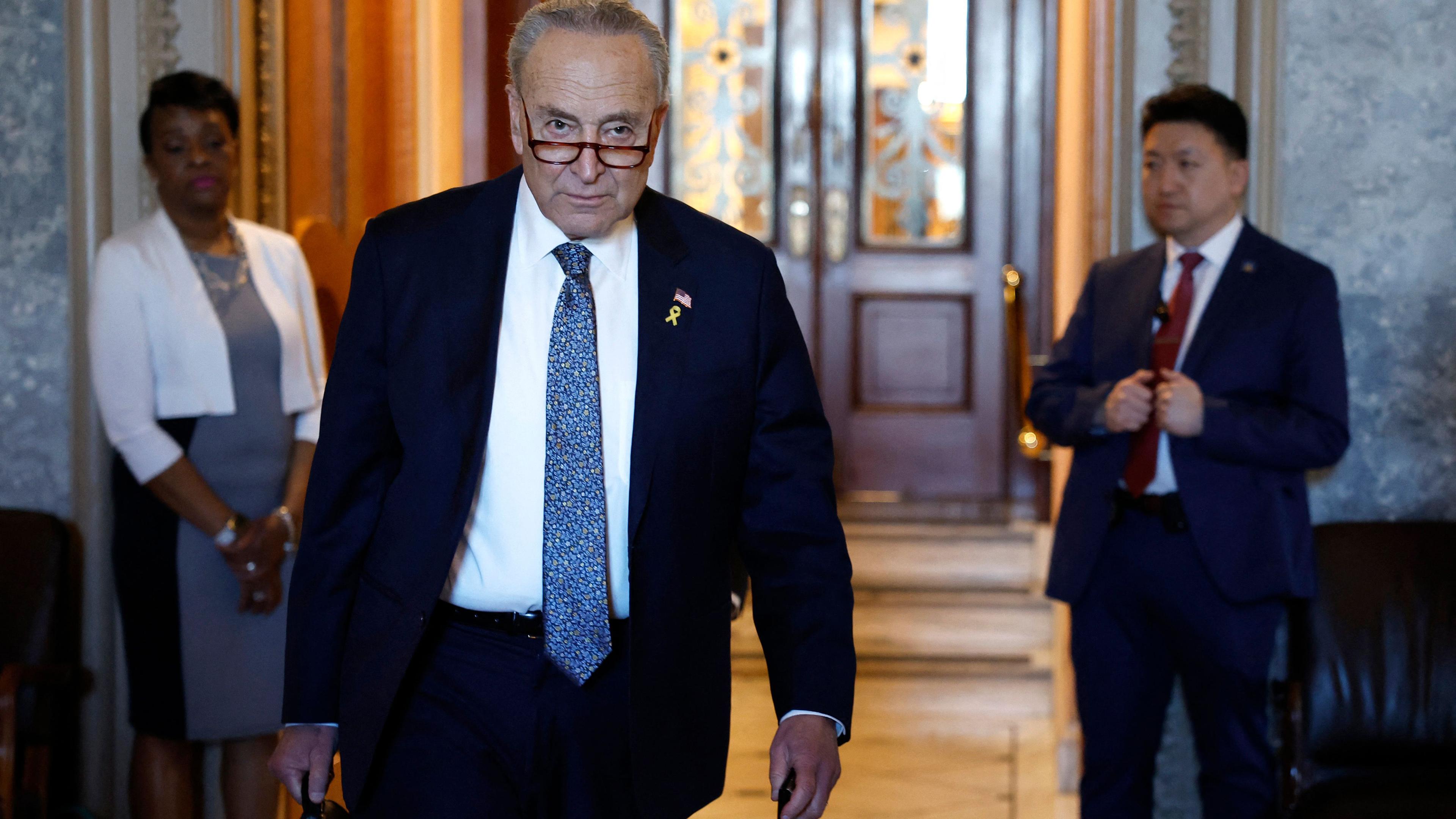 Der US-Senator verlässt den Senatssaal im US-Kongress mit einer Aktentasche in der Hand.