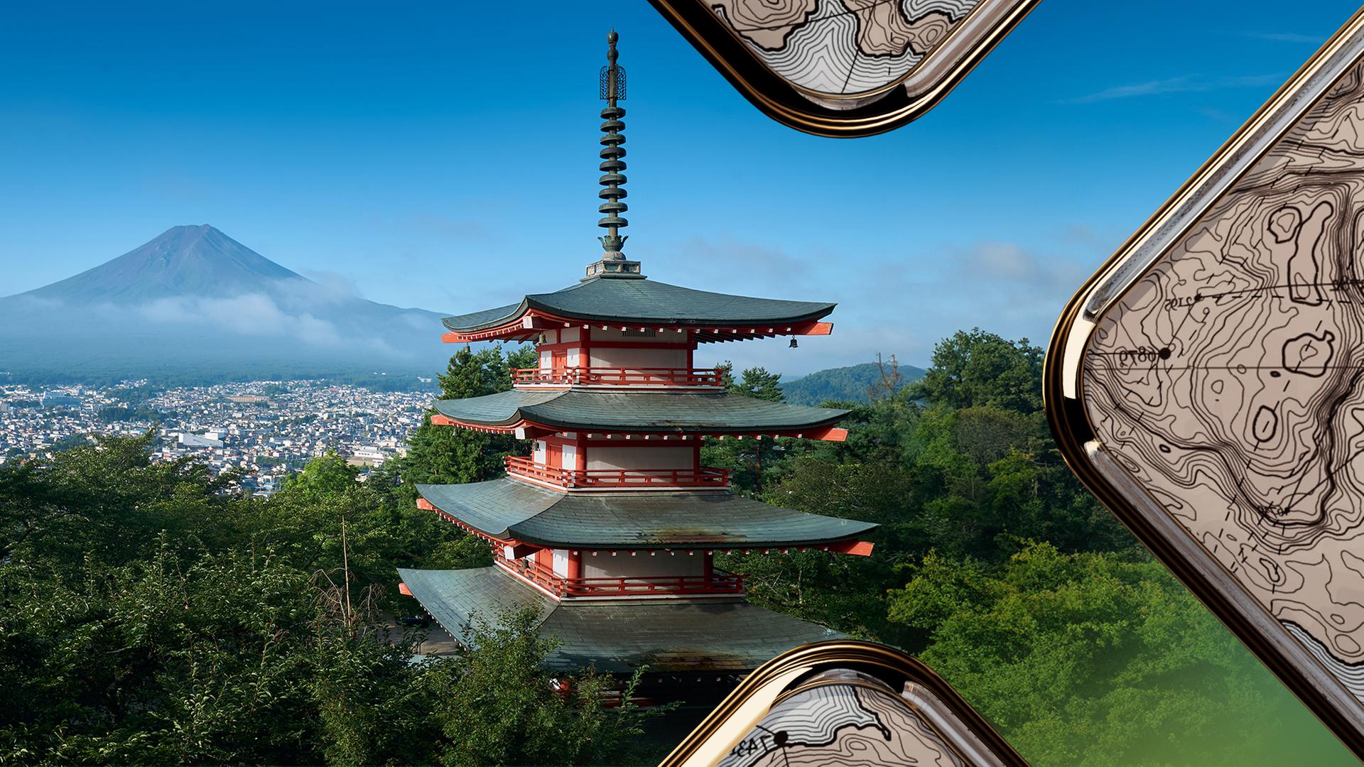 Im Hintergrund der Fuji, in der Mitte Nebel über einer Stadt. Im Vordergrund: Die Chureito Pagode, ein rot-weißes Gebäude mit vier übereinander gestaffelten, grünen Dachflächen.