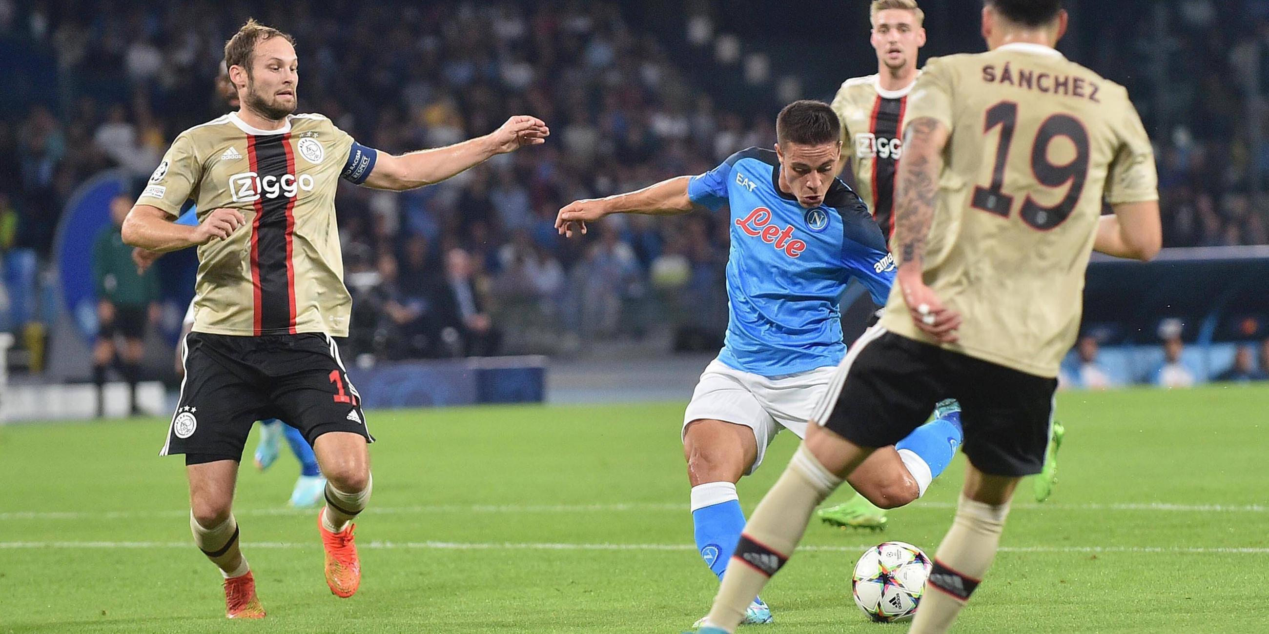 12.10.2022, Neapel: Giacomo Raspadori (SSC Neapel) schießt das 2:0 beim Spiel gegen AFC Ajax