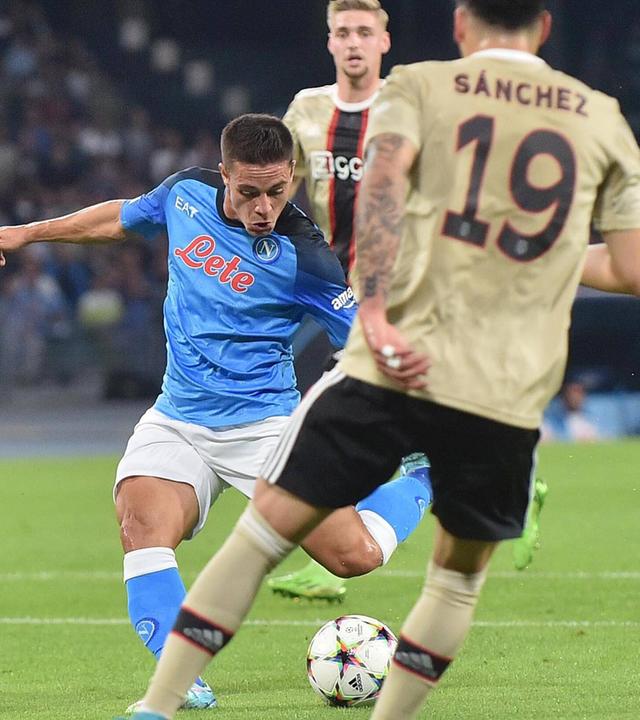 12.10.2022, Neapel: Giacomo Raspadori (SSC Neapel) schießt das 2:0 beim Spiel gegen AFC Ajax