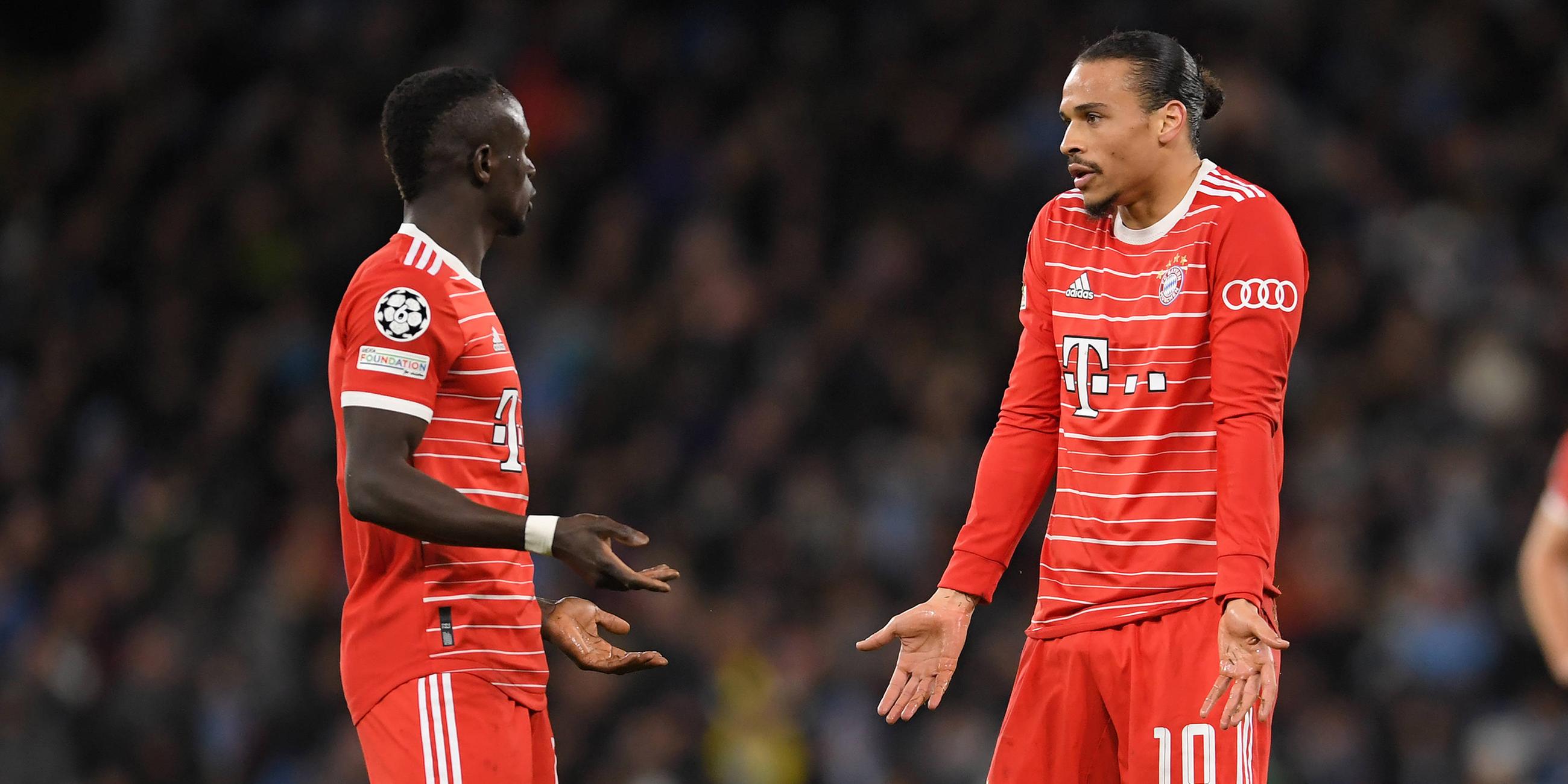 Sadio Mane (l) und Leroy Sane (r) von Bayern München streiten sich nach dem UEFA Champions League-Spiel gegen Manchester City. 