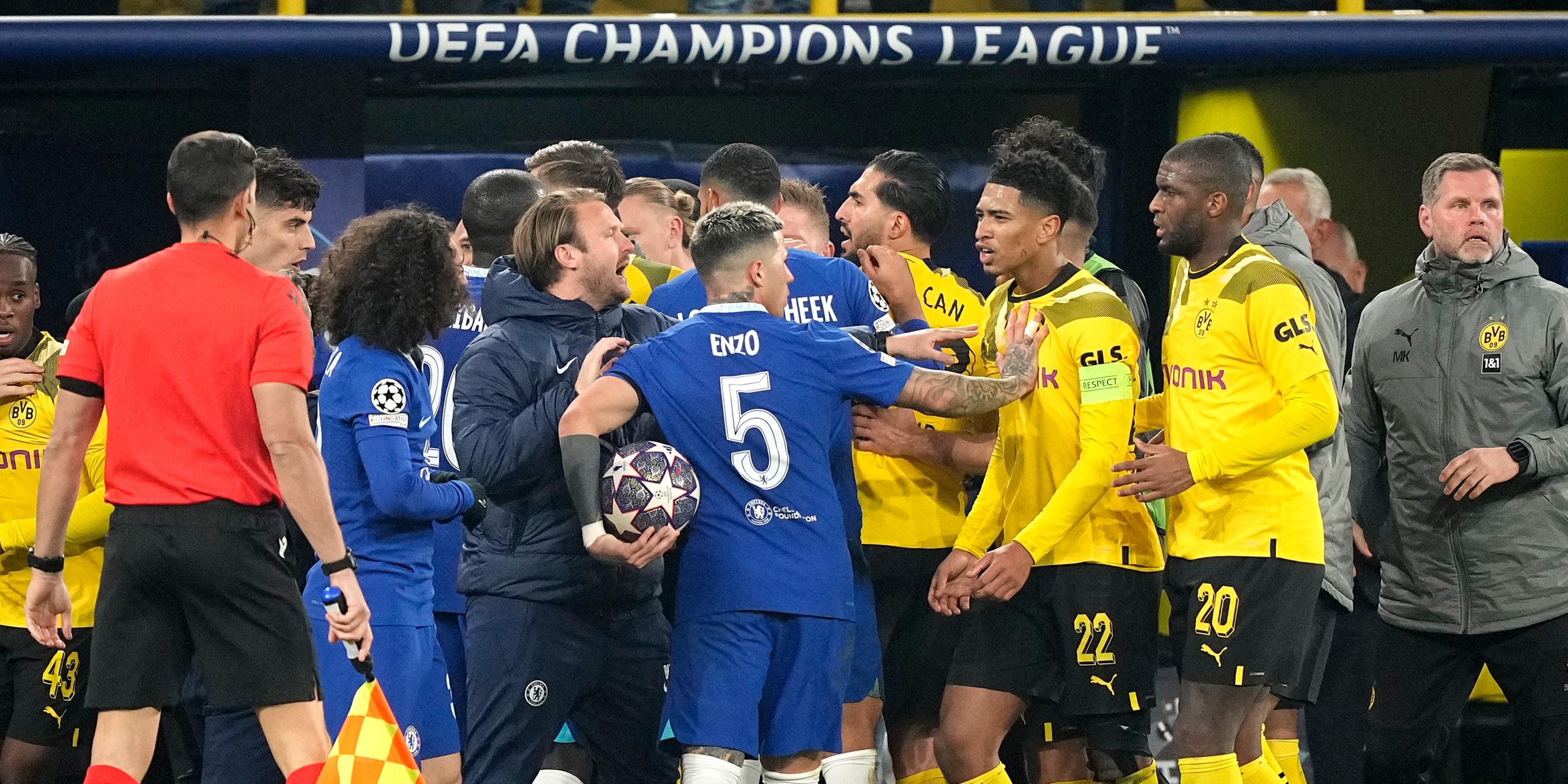 Spieler von Borussia Dortmund und Chelsea streiten sich während des Achtelfinal-Hinspiels der Champions League