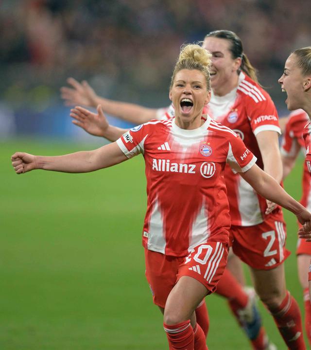 Champions League: FC Bayern - Manchester United. Die Spielerinnen des FC Bayern jubeln gemeinsam.