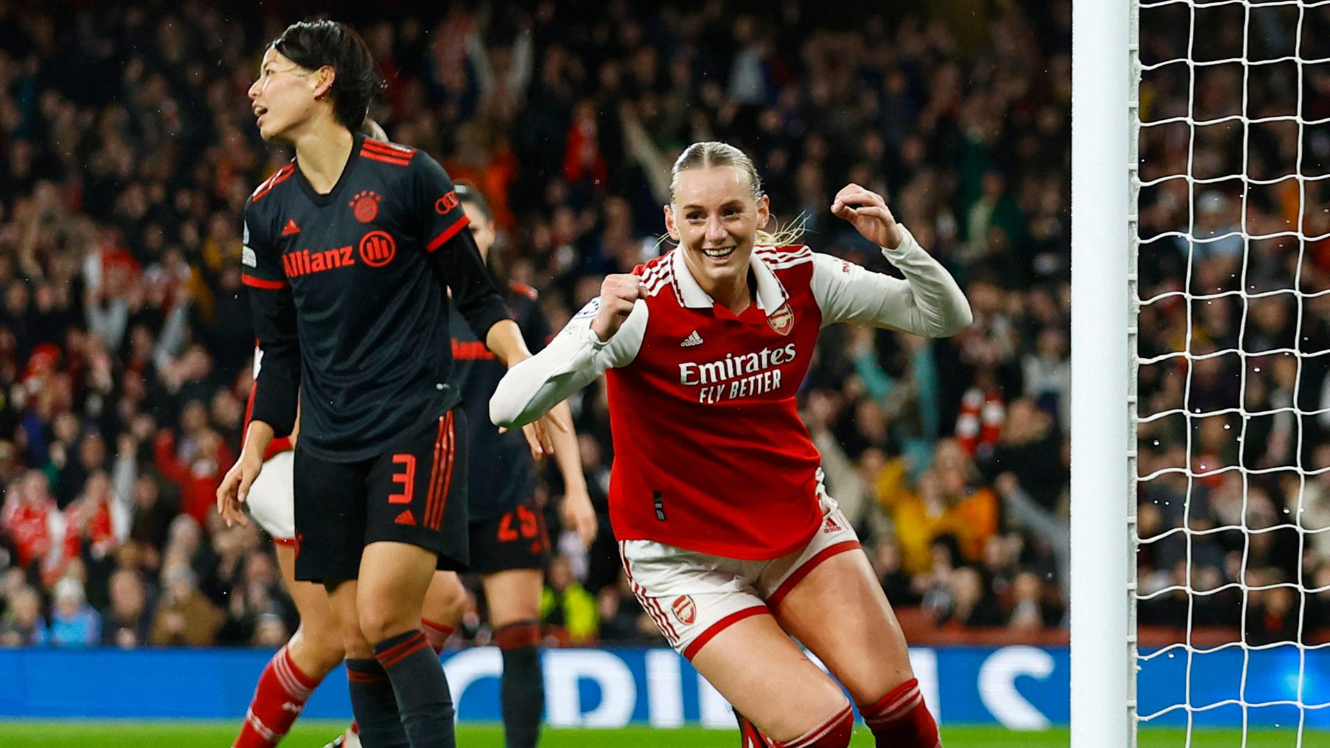 Stina Blackstenius vom FC Arsenal feiert ihr Tor zum 2:0 im Champions-League-Viertelfinal-Rückspiel gegen den FC Bayern München.